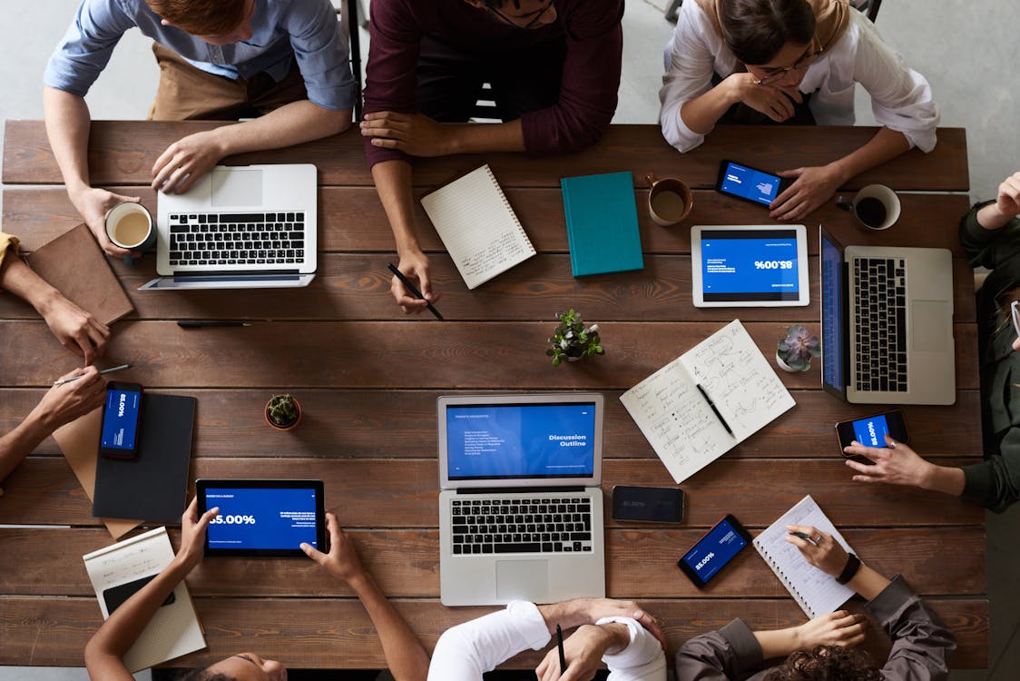 Consultor de productividad en reunión